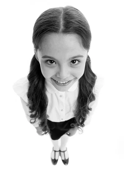 Colegiala feliz con el pelo largo aislado en blanco. Niña sonriendo en uniforme escolar, vista superior. Servicio de peluquería para niña pequeña. Lindo niño con una sonrisa adorable. Un peinado perfecto. Salón de belleza — Foto de Stock