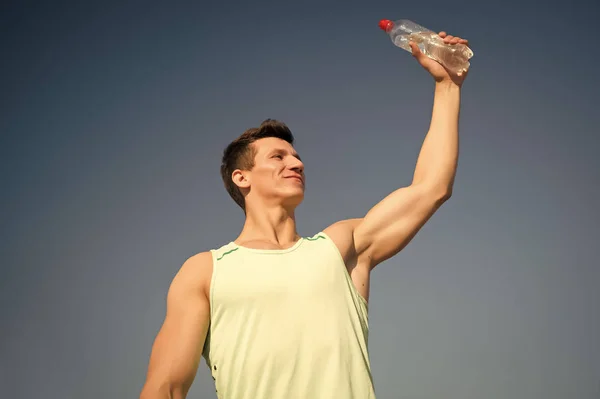 Fisiculturista com músculos, bíceps, tríceps em dia ensolarado — Fotografia de Stock
