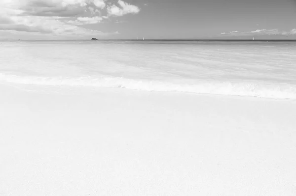 Ακατοίκητο νησί. Άμμο περλέ λευκό αξίωση ως πρόστιμο, ως σκόνη. Ουρανός μπλε σύννεφα πάνω από το τροπικό νησί παραλία ήρεμη θάλασσα. Τροπικός Παράδεισος παραλία με άμμο. Ταξίδια εμπειρογνωμόνων αποκαλύπτουν Αντίγκουα καλύτερες παραλίες — Φωτογραφία Αρχείου