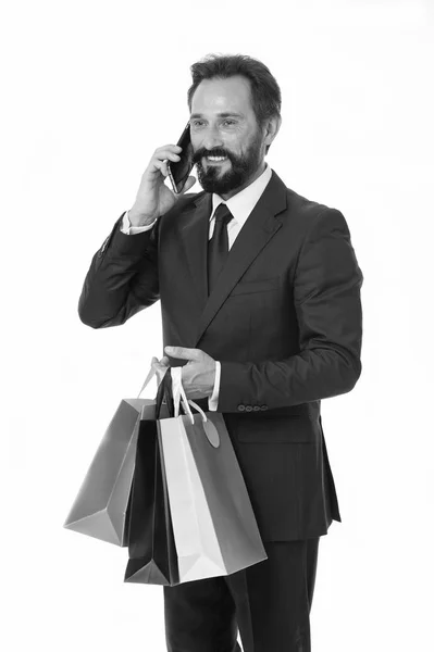 Conceito de compras. Homem feliz com sacos de compras. Falar de viciados em compras no telemóvel. Transformar compras em uma experiência — Fotografia de Stock