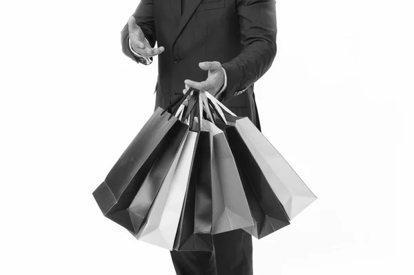 Recomiendo comprar. Manos de comprador lleva bolsas de compras fondo blanco. El hombre de negocios exitoso elige solo marcas de lujo y compras en boutiques de moda. Venta de descuento corporativo —  Fotos de Stock