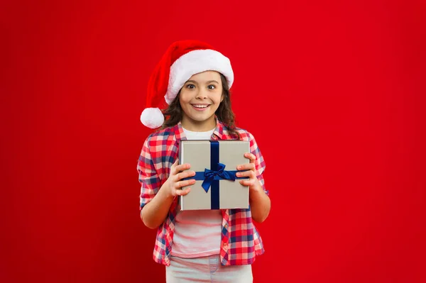 크리스마스 쇼핑입니다. 새 해 파티입니다. 산타 클로스의 꼬마입니다. 행복 한 겨울 휴일입니다. 작은 소녀. 크리스마스에 대 한 현재입니다. 어린 시절입니다. 빨간 산타 모자에 작은 여자 아이. 크리스마스 판매의 장점을 복용 — 스톡 사진