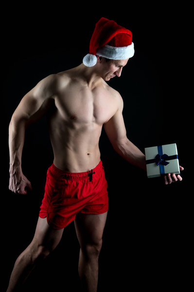 Сексуальный мускулистый мужчина в шляпе Санты. Подарок на Рождество. Новогодняя вечеринка. Дед Мороз. С зимними праздниками. Рэд. Рождественские покупки. Просто лучший из лучших. Зимние праздники продаж. Вы готовы?
