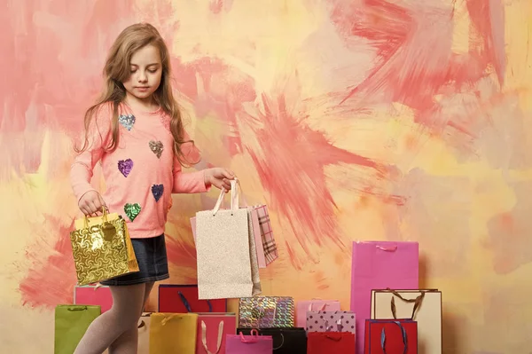 शॉपिंग बैग के साथ छोटी लड़की . — स्टॉक फ़ोटो, इमेज