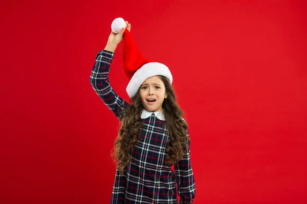 Gelukkig wintervakantie. Klein meisje. Klein meisje kind in rode kerstmuts. Nieuwjaar party. Santa claus kind. Heden voor Xmas. Jeugd. Het winkelen van Kerstmis. Kerstavond. Vakantiesfeer — Stockfoto