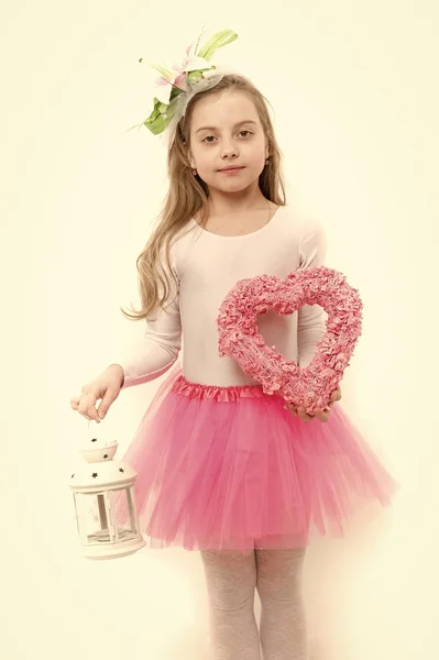 Dítě s růžové srdce věnec a vánoční lucerny — Stock fotografie