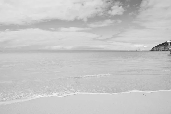 Playa del mar en San Juan, Antigua. Agua transparente en la playa con arena blanca. Paisaje marino idílico. Descubrimiento y lujuria errante. Vacaciones de verano en isla tropical con playa perfecta. Tiempo de playa — Foto de Stock