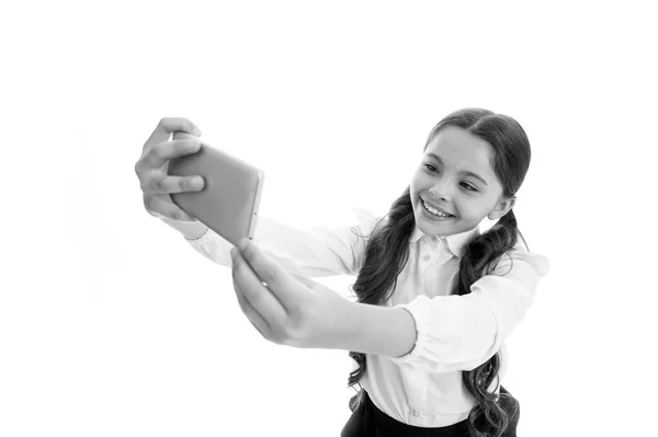 Мания селфи. идеальное селфи. маленькая девочка делает селфи на смартфоне. селфи-маниа и веб-блог маленькой девочки. stay online. — стоковое фото