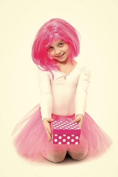 Menina pequena com caixa de presente com arco vermelho na saia rosa . — Fotografia de Stock