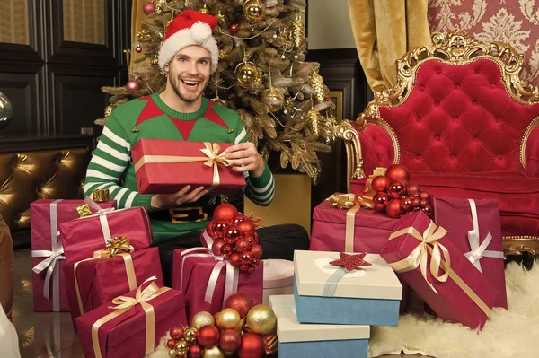 Macho in elf kostuum bereiden geschenkdozen — Stockfoto