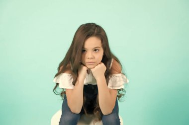 Mavi arka planda çocuk çenesi