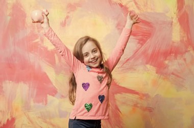 Çocuk mutlu yüz ile gelecek için para tasarrufu