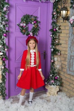 Şaşırtıcı şık parti topluluğu. Şık küçük çocuk. Küçük modeli ile moda bakmak. Küçük fashionista xmas dekorasyon. Moda kız Noel partisine git. Xmas elbiseli küçük kız çocuğu