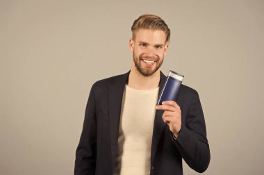 Şampuan veya jel şişe el, bir gülümsemeyle işadamı spa. Şık saç, saç kesimi, salon olan adam. Mens hijyen, bakım, güzellik. Kuaför, Kuaför salon adam için. Spa, banyo veya duş için kozmetik