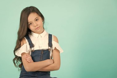 Ciddi bir yüz pozuyla kızla elleri katlanmış