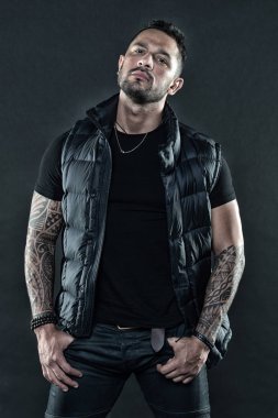 Adam acımasız tıraşsız İspanyol görünüm silah dövme. Sakallı adam dövmeler ile poz. Acımasız sıkı maço dövmeleri olan. Erkeklik ve vahşeti. Dövme kültür kavramı. Dövme acımasız özniteliği