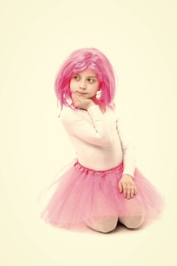 Beyaz arka plan üzerinde izole peruk çocuk. Küçük kız t pembe etek. Güzellik ve moda. bale ve sanat. Çocukluk ve mutluluk.