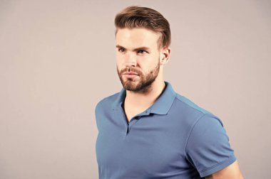 Mavi tshirt şık saçlı sakallı adam