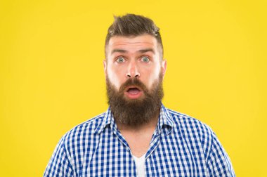 Adam yüz ifadesi şaşırttı. Sakal ve bıyık duygusal sürpriz ifade ile hippi. Rustik sürpriz maço. Şaşırtıcı haberler. Adam sarı arka plan yakın çekim hipster merak yüz sakallı