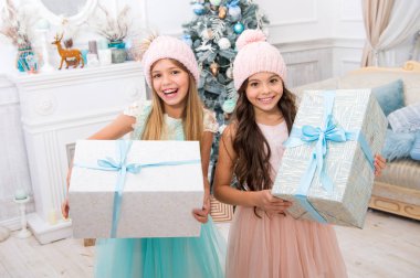 İçinde inanamıyorum. Noel zamanı. Aile. mutlu küçük kız kış tatil kutlamak. Sevimli küçük çocuklar kızlarla xmas hediyesi. Yeni Yılınız Kutlu Olsun. teslimat Noel hediyeleri