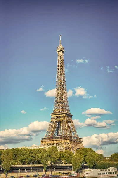 Πύργος του Άιφελ στο Παρίσι με όμορφη φθινοπωρινή βραδιά — Φωτογραφία Αρχείου