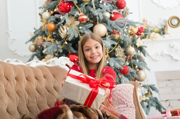 Цей подарунок призначений для вас. Маленька дівчинка з подарунковою коробкою. Дитяча дівчина готується до святкового дня боксу. Щаслива дитина святкує Різдво та Новий рік. День боксу це день після Різдва. З Новим роком — стокове фото
