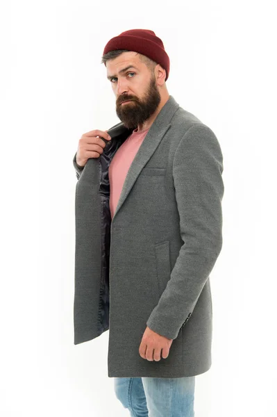 Hitta outfit stil du känner dig bekväm. Mannen skäggig hipster eleganta fashionabla kappa och hatt. Snygg outfit hatt tillbehör. Plocka matchande kläder. Snygg casual outfit. Herrkläder och mode koncept — Stockfoto