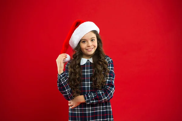 次はあなたです。クリスマスのプレゼント。子供の頃。新年会。サンタ クロース子供。クリスマスの買い物。幸せな冬の休日。小さな女の子。赤いサンタの帽子で、幼い女の子子供 — ストック写真