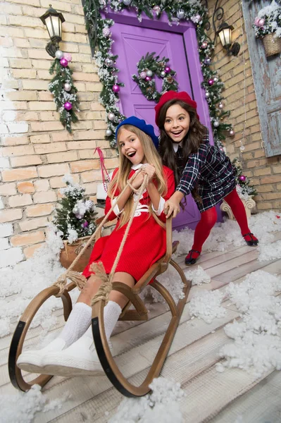 Niño disfrutar de las vacaciones. La mañana antes de Navidad. Niñas en trineo. Árbol de Navidad y regalos. Navidad juntos. Feliz año nuevo. El invierno. compras en línea de Navidad. Vacaciones familiares — Foto de Stock