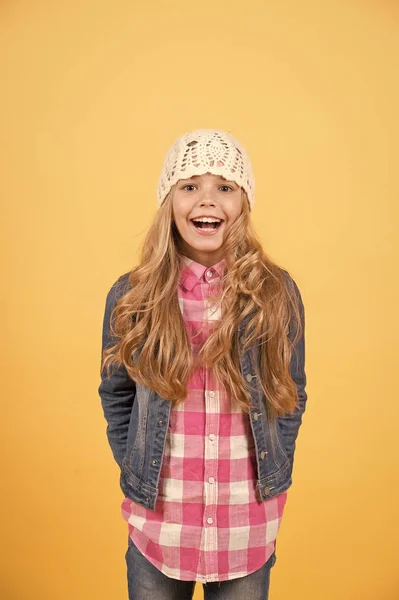 ジーンズの女の子のスーツ、帽子、オレンジの背景に再生シャツ — ストック写真