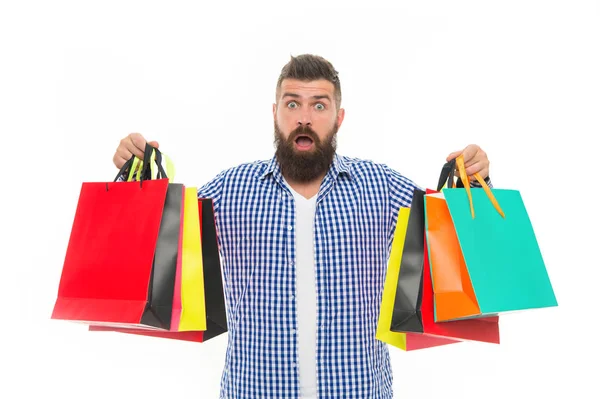 Brutal hipster caucasiano surpreso com bigode. Hipster maduro com barba. Homem barbudo com sacos de compras.. Venda de compras. Cuidados com barbeiros. Sexta-feira negra. Segunda cibernética. Assuntos próprios — Fotografia de Stock