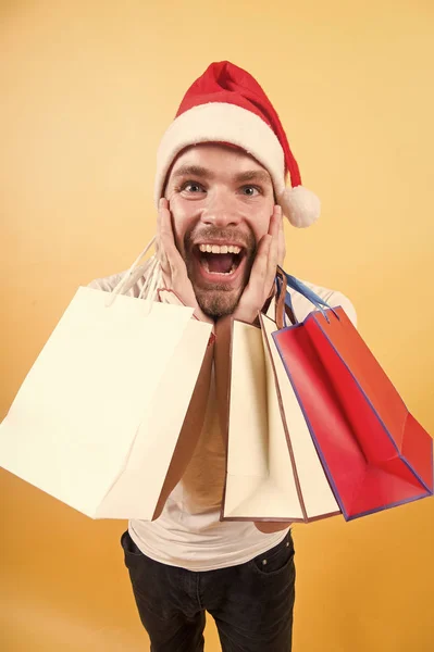 Macho shopper med förvånade ansikte håll Påsautomat — Stockfoto