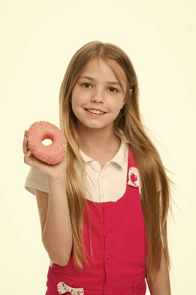 Criança sorrir com donut isolado no branco. Menina com donut de anel envidraçado. Um miúdo feliz com comida de plástico. Comida para lanche e sobremesa. Infância e acolhimento de crianças. dieta e conceito de aptidão — Fotografia de Stock