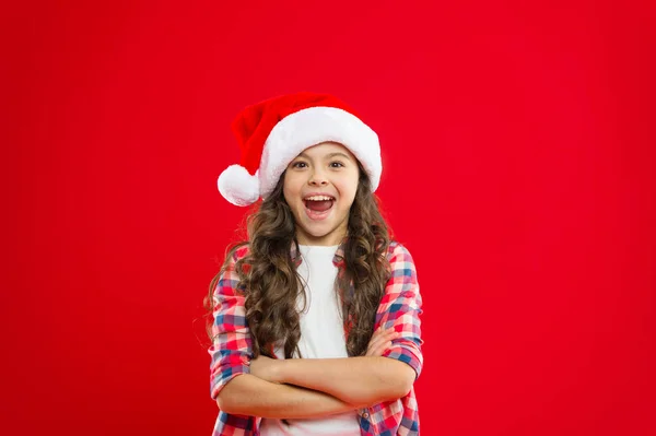 Okrzyki. Małe dziecko dziewczyna w santa czerwony kapelusz. Świąteczne zakupy. Prezent na Boże Narodzenie. Dzieciństwa. Nowy rok party. Santa claus dziecko. Ferie zimowe szczęśliwy. Mała dziewczynka. Zaproszenia dla firm — Zdjęcie stockowe
