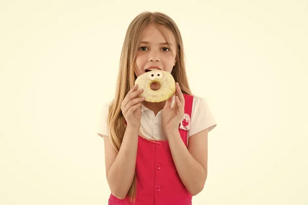 Meisje eet donut geïsoleerd op wit. Kind met geglazuurde ring ring. Kid met junk food. Voedsel voor snack en dessert. dieet en fitness-concept. Jeugd en Kinderopvang, kopie ruimte — Stockfoto