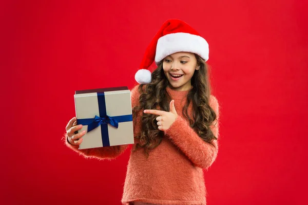 행복 한 겨울 휴일입니다. 새 해 새로운 목표입니다. 작은 소녀. 크리스마스에 대 한 현재입니다. 어린 시절입니다. 빨간 산타 모자에 작은 여자 아이. 새 해 파티입니다. 산타 클로스의 꼬마입니다. 크리스마스 쇼핑 — 스톡 사진
