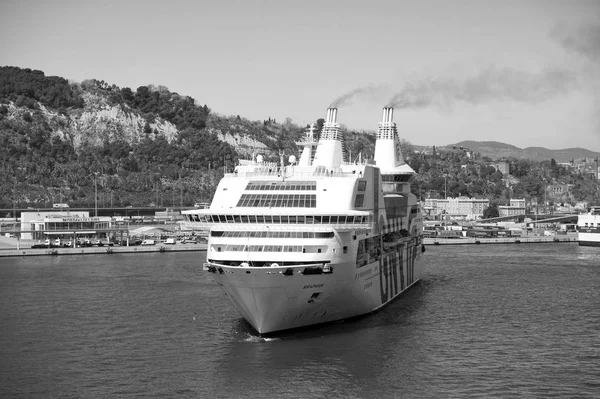 Βαρκελώνη, Ισπανία - Μαρτίου 30, 2016: κρουαζιερόπλοιο Gnv Ραψωδία Genova στο λιμάνι. Κρουαζιέρα πλοίο ταξίδι προορισμού. Καλοκαιρινές διακοπές και διακοπές. Ταξιδεύοντας από τη θάλασσα σε κρουαζιερόπλοιο. Μεγάλο κρουαζιερόπλοιο — Φωτογραφία Αρχείου