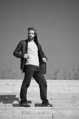 Adımları kavramı. Kapüşonlu sweatshirt genç adam adımları güneşli mavi gökyüzü üzerinde durmak. Başarı için adımlar. Özgürlük adımlarda anahtarıdır