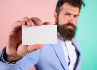 Kartvizit tasarımı. Kart kopyalama alanı profesyonel meslek konumu. Çekinmeyin bana ulaşın. İş adamı boş kartı tutun. Sakallı hippi ciddi bir yüz gösteri kartı. İş için bankacılık hizmetleri