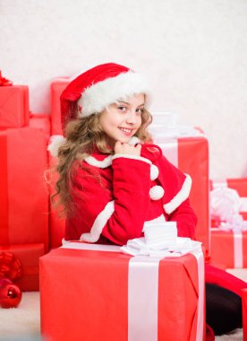 Noel hediyesi ile mutlu bir çocuk. Noel Baba hediyesi getir. / Açma Noel hediyesi. Mutlu yeni yıl kavramı. Kış tatil geleneği. Kız kutlamak Noel açık hediye kutusu. Açılış Noel hediyesi