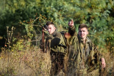 Avcılar gamekeepers hayvan veya kuş arıyorsunuz. Arkadaşlar hobi eğlence ile avcılık. Gerçek erkekler kavramı için hobi. Avcılar doğa ortamında tüfeklerle. Avcı arkadaş zevk eğlence alanında