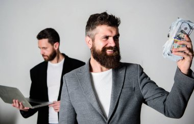 Uygulamalar geliştirmek. Dijital teknoloji. Bu iş. Online iş. Online para kazanmak. Nasıl para kazanmayı biliyorlar. Takım web geliştirici ile nakit para ile laptop ve Satış Yöneticisi