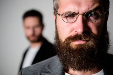 Optik ve vizyon kavramı. Akıllı görünüm için gözlük aksesuar. Akıllı göz atmak. Hipster stil ve moda. Hipster gözlük. Adam yakışıklı hipster giyim gözlük sakallı. Göz sağlığı ve görme