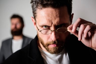 Akıllı görünüm için aksesuar. Şimdi her şeyi anlıyorum. Dikkatli göz atmak. Seçici akıllı Müfettiş. Adam yakışıklı adam giyim gözlük sakallı. Göz sağlığı ve görme. Optik ve vizyon kavramı. Akıllı göz atmak