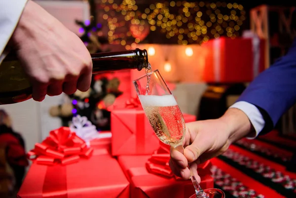 Vieren Nieuwjaar met champagne. Cheers concept. Handen gieten van champagne in elegante glazen Kerst decoraties achtergrond. Last minute vóór Nieuwjaar. Drinken champagne of mousserende wijn — Stockfoto