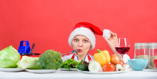 Vrouwelijke chef-kok of huisvrouw die kookt terwijl ze een kerstmuts draagt. De beste kerstrecepten. Kerstdiner idee. Geniet van makkelijke ideeën voor kerstfeest. Gezonde kerstvakantie recepten. Feestelijke menukeuze — Stockfoto