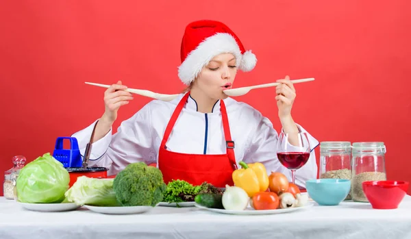 Feestelijke menu concept. Vrouw chef-kok santa hat koken houdt houten lepels. Beste Kerst Recepten. Het idee van het diner van Kerstmis. Probeer de hoofdmaaltijd. Eenvoudige ideeën voor het kerstfeest. Gezonde christmas holiday recepten — Stockfoto