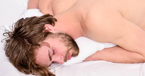 Aludj és lazíts. Egy jóképű férfi alszik. Az alvás létfontosságú a testi és lelki egészsége szempontjából. Egészséges alvási szokások. Érezd magad otthon és lazíts. Borotválatlan arcú férfi alvó ágy. Ideje szunyókálni. — Stock Fotó
