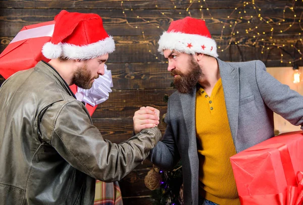 Los hombres barbudos llevan cajas de regalo. Brutal hipster chicos celebran la Navidad con regalos. Entrega regalo de Navidad. Se acerca la Navidad. Prepárate para Navidad. Los hombres usan cajas de regalo de bodega de sombrero santa — Foto de Stock