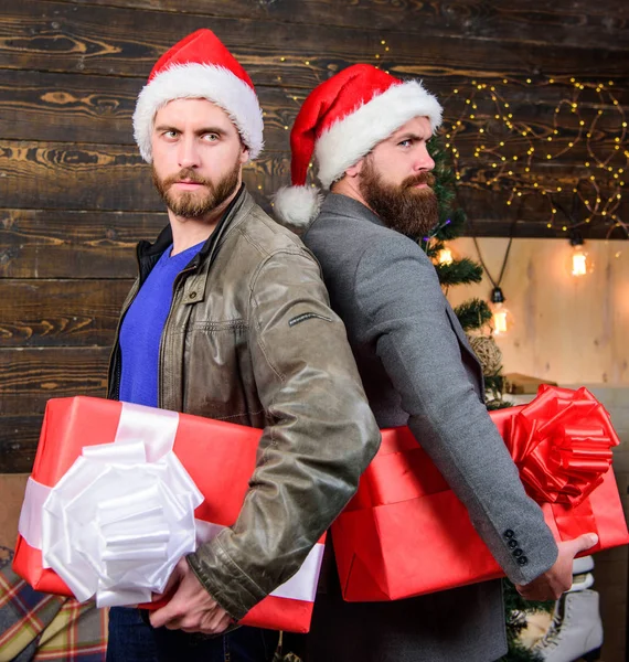 Los hombres usan cajas de regalo con sombrero de santa. Los hombres barbudos llevan cajas de regalo. Entrega regalo de Navidad. Se acerca la Navidad. Brutal hipster chicos celebran la Navidad con regalos. Prepárate para Navidad —  Fotos de Stock